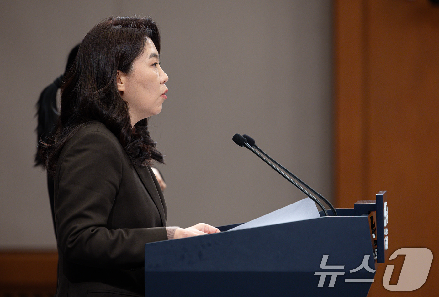 (서울=뉴스1) 이재명 기자 = 강유정 대통령실 대변인이 26일 청와대 춘추관에서 위험직무 순직 유가족 초청 오찬 관련 브리핑을 하고 있다. 2025.12.26/뉴스1