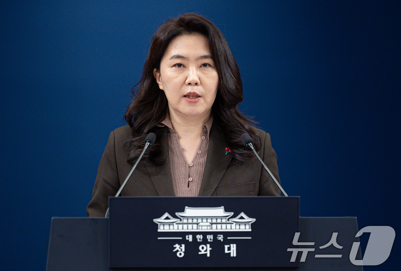 (서울=뉴스1) 이재명 기자 = 강유정 대통령실 대변인이 26일 청와대 춘추관에서 위험직무 순직 유가족 초청 오찬 관련 브리핑을 하고 있다. 2025.12.26/뉴스1