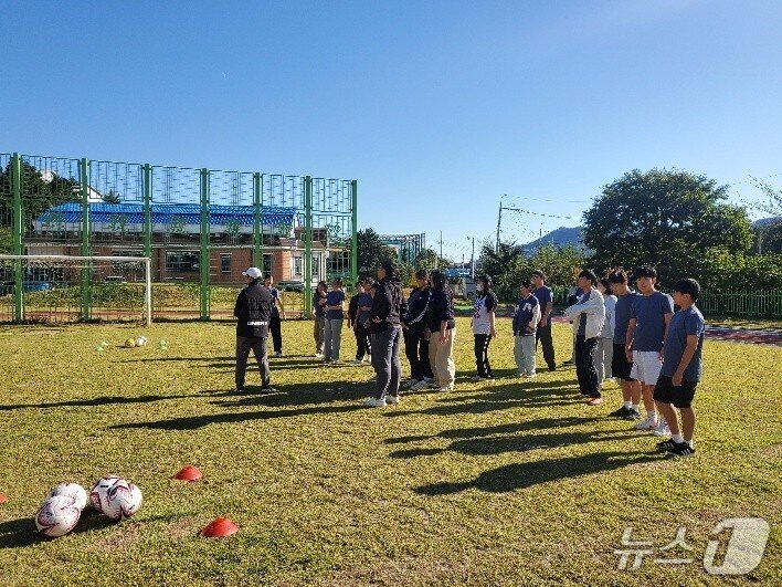 본문 이미지 - 조도중의 스포츠클럽 장면. (전남도교육청 제공, 재판매 및 DB 금지)/뉴스1 