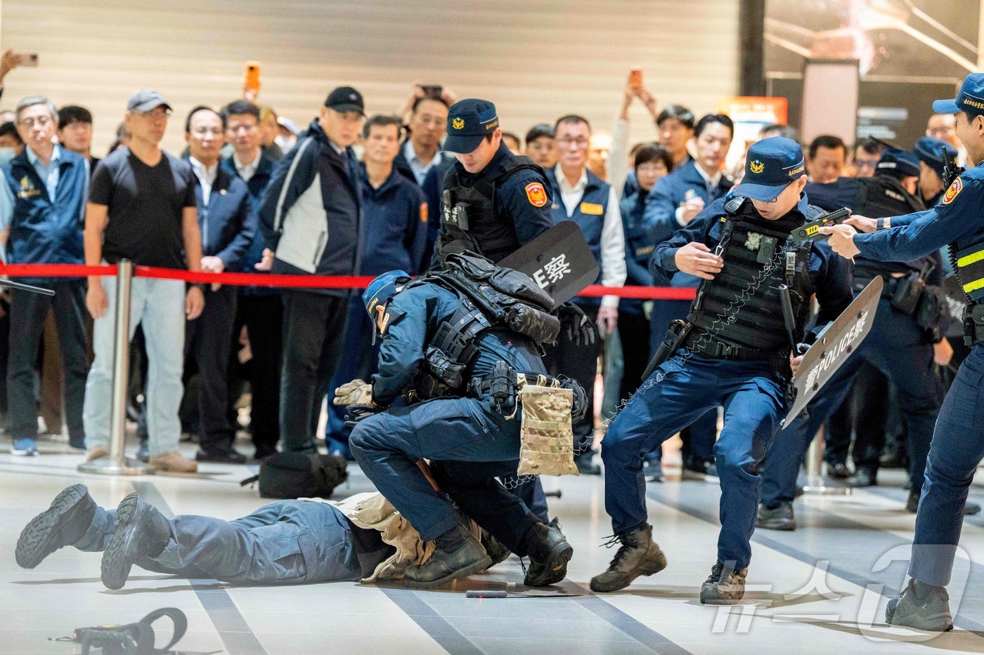 (타이베이 AFP=뉴스1) 이정환 기자 = 26일(현지시간) 대만 타이베이의 한 버스 터미널에서 경찰관들이 가상 공격자를 제압하는 보안 훈련을 실시하고 있다. 타이베이 당국은 최근 …