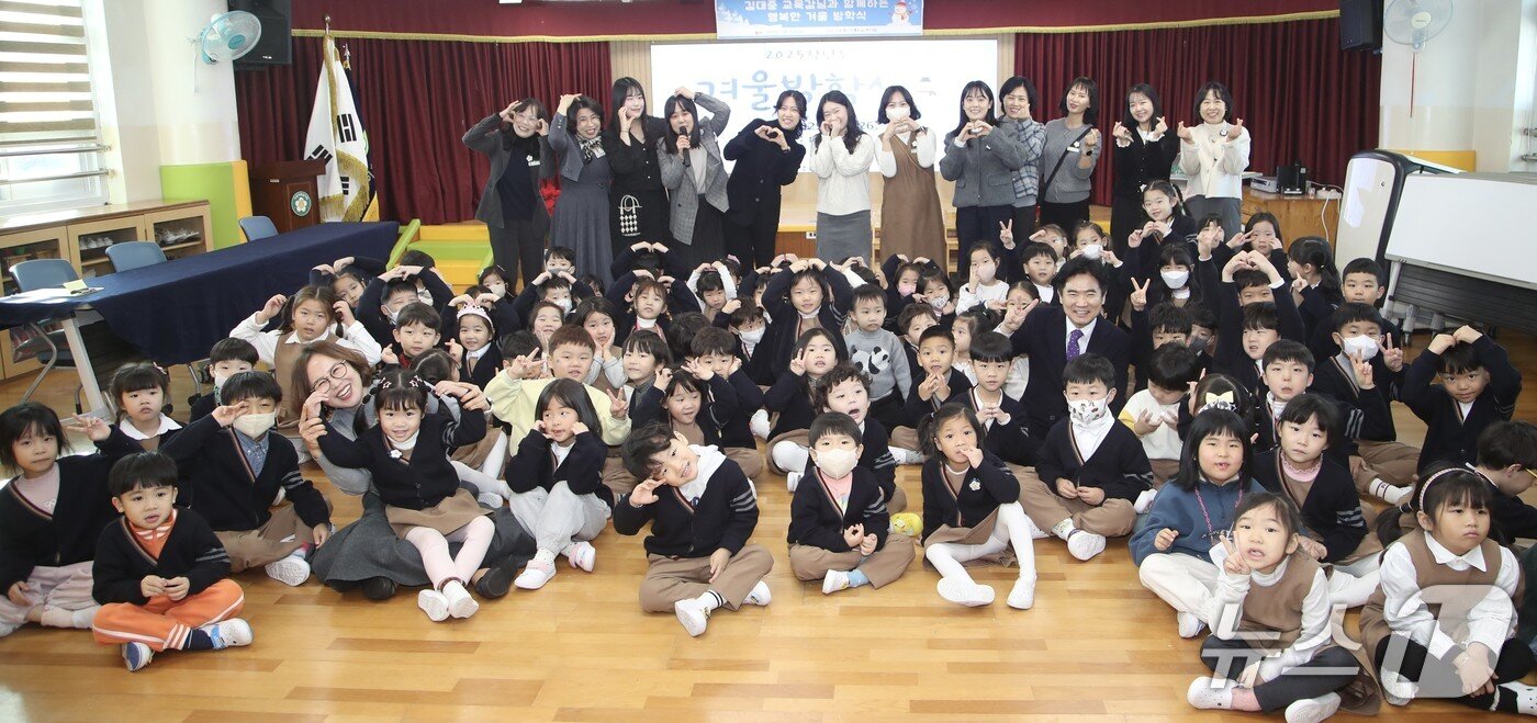 본문 이미지 - 이화유치원 원생들과 선생님들이 기념사진을 찍고 있다.(전남도교육청 제공, 재판매 및 DB 금지)/뉴스1 