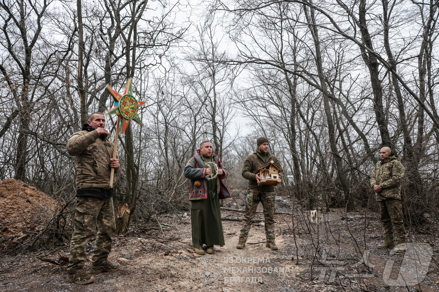 (도네츠크 로이터=뉴스1) 이정환 기자 = 25일(현지시간) 우크라이나 도네츠크 지역 최전선에서 우크라이나군 제33 독립기계화여단 장병들을 위해 미콜라 군종목사가 크리스마스 축하 …