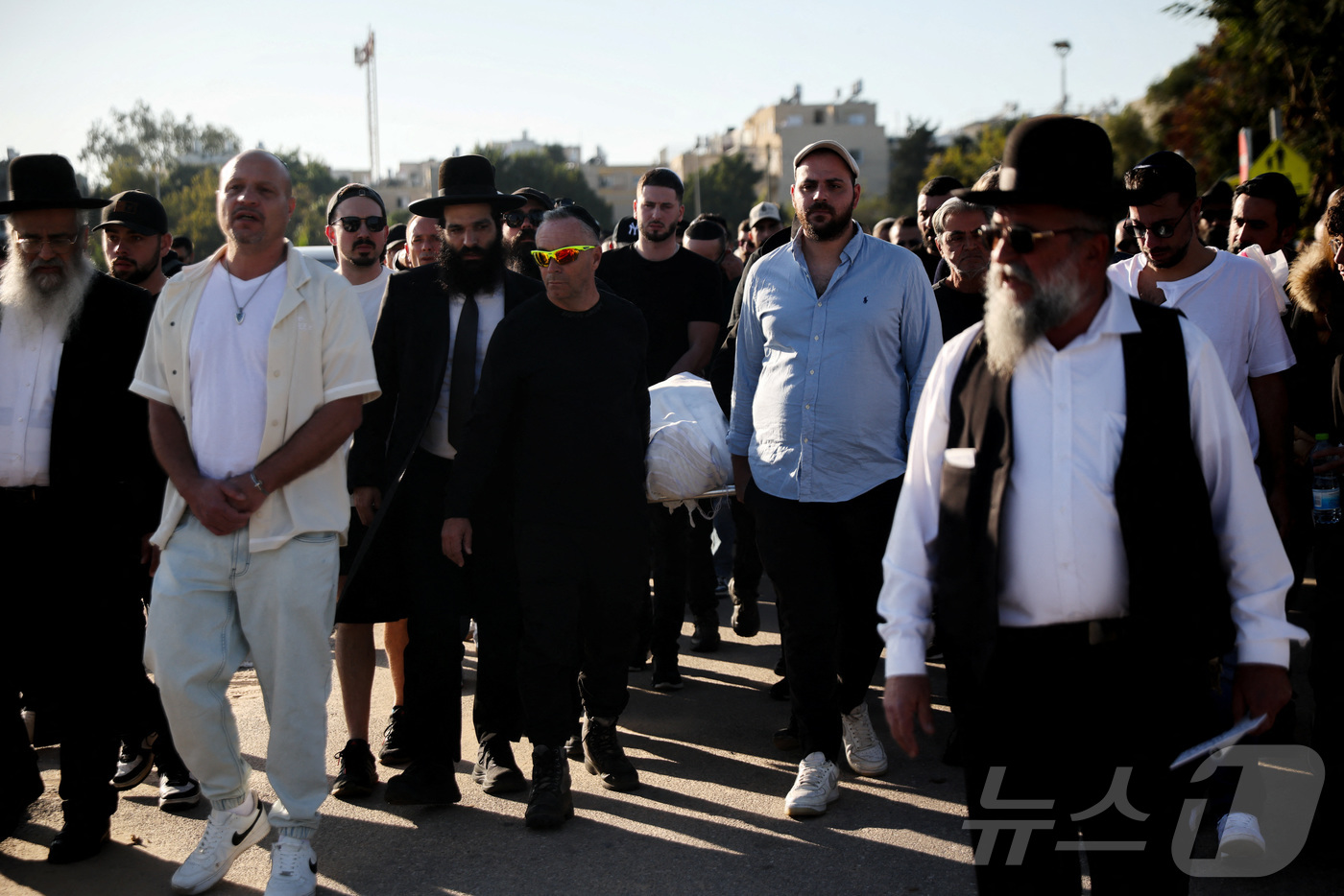 (아슈도드 로이터=뉴스1) 이정환 기자 = 25일(현지시간) 이스라엘 아슈도드에서 열린 장례식에서 조문객들이 호주로 이주한 뒤 시드니 본다이 비치에서 열린 하누카행사 중 총격으로 …