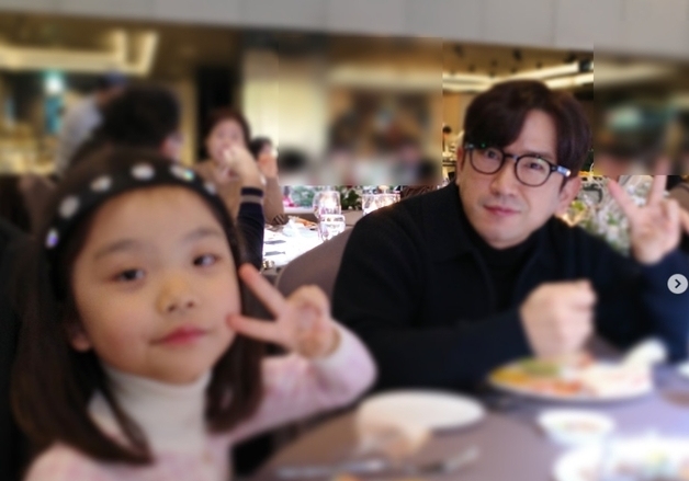 "해피 크리스마스"…'딸 바보'된 이민우, 6세 의붓딸 미소에 '행복' [N샷]