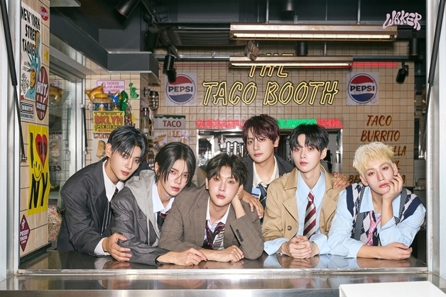 웨이커, 신보 단체 사진 공개…믹스매치 룩으로 '댄디'