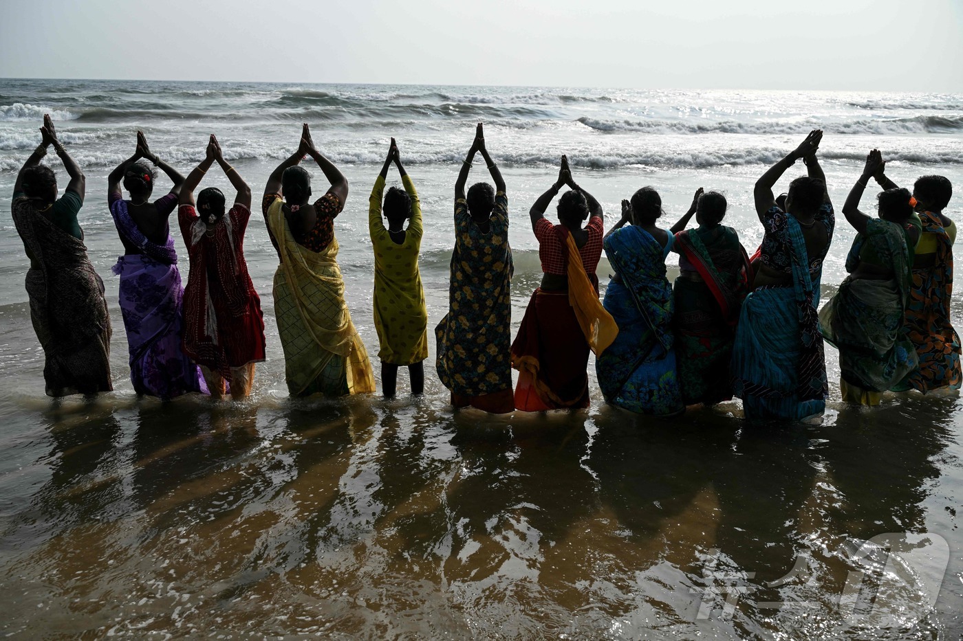 (첸나이 AFP=뉴스1) 이정환 기자 = 21년 전 발생한 2004년 인도양 쓰나미 희생자들을 위해 기도하는 여성들이 26일(현지시간) 인도 첸나이 파티나파캄 해변에 모여 있다.ⓒ …