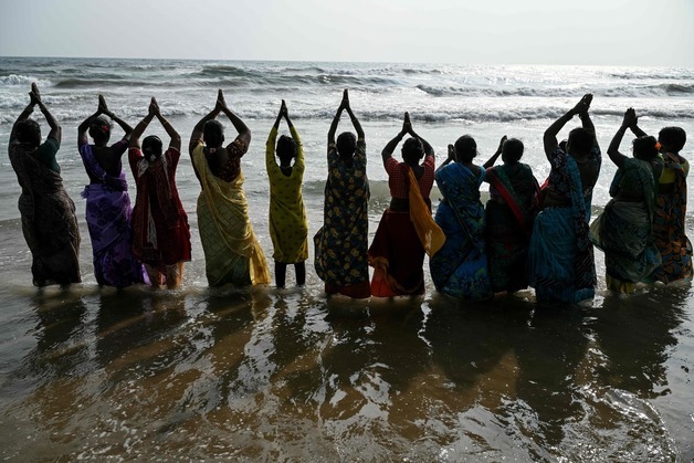 [포토] 남아시아 대지진 희생자 추모하는 印주민들