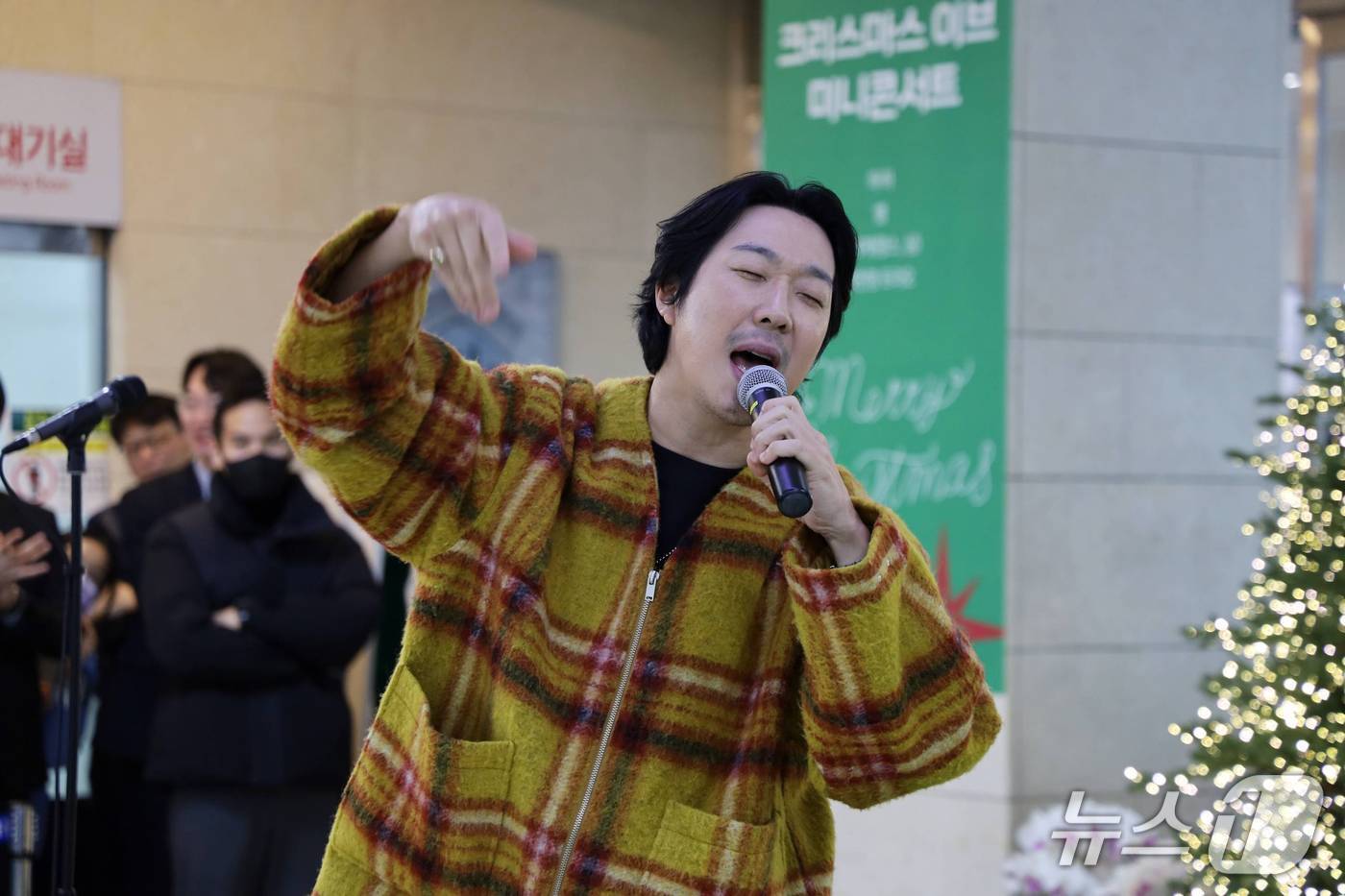 본문 이미지 - 이대목동병원, 크리스마스 이브 미니콘서트에 선 하하(이대목동병원 제공)