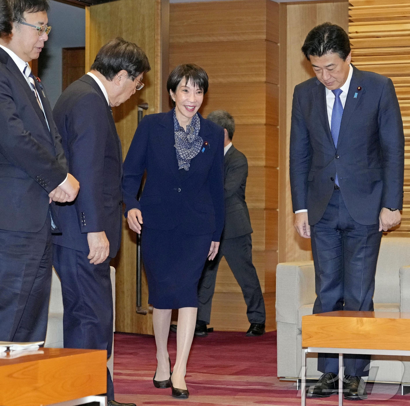 (도쿄 로이터=뉴스1) 김지완 기자 = 26일(현지시간) 다카이치 사나에 일본 총리가 도쿄 총리관저의 각의(국무회의) 회의실에 입장하고 있다. 사진은 교도통신 제공. 2025.12 …