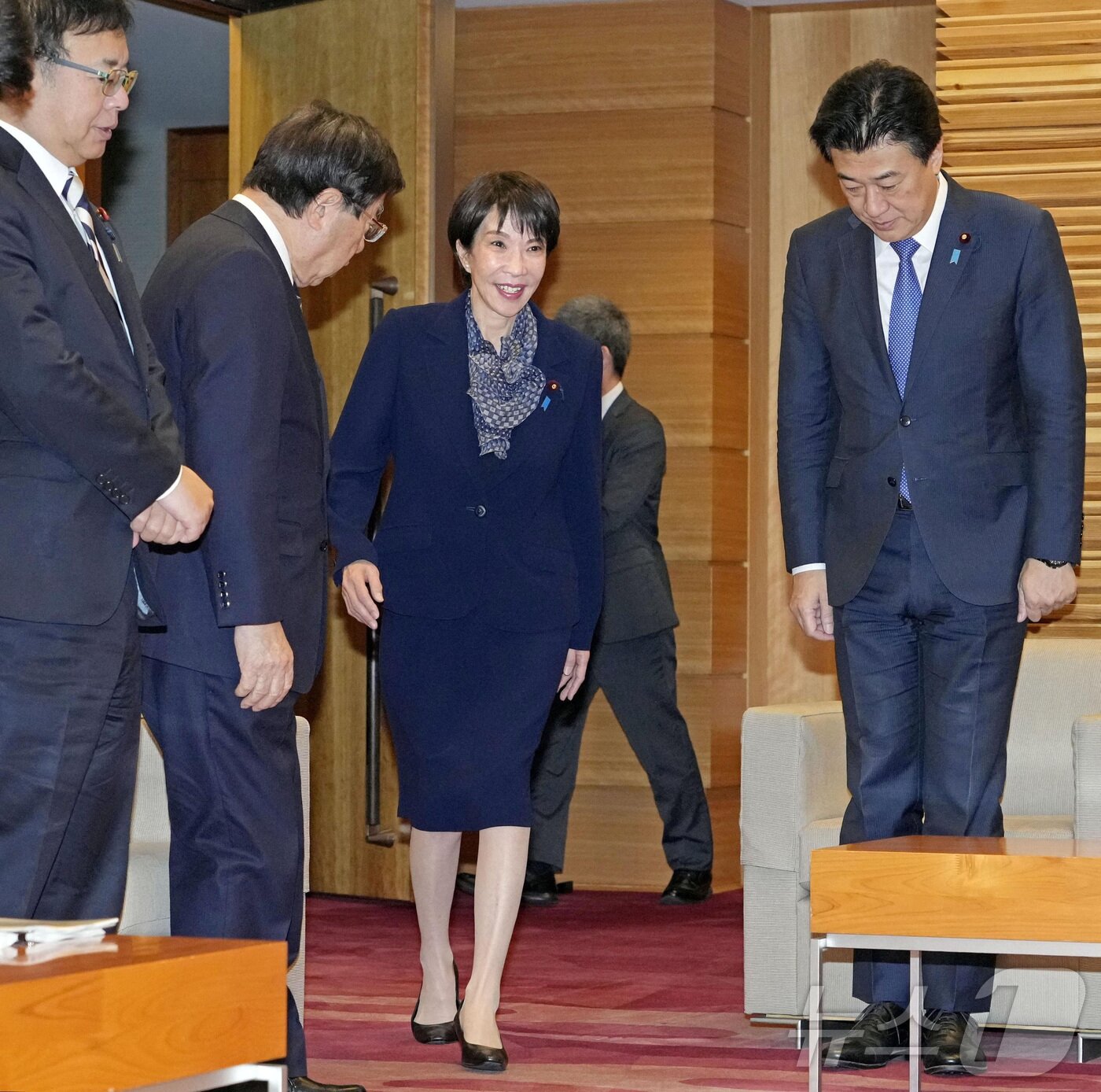 본문 이미지 - 26일(현지시간) 다카이치 사나에 일본 총리가 도쿄 총리관저의 각의(국무회의) 회의실에 입장하고 있다. 사진은 교도통신 제공. 2025.12.26 ⓒ 로이터=뉴스1 ⓒ News1 김지완 기자