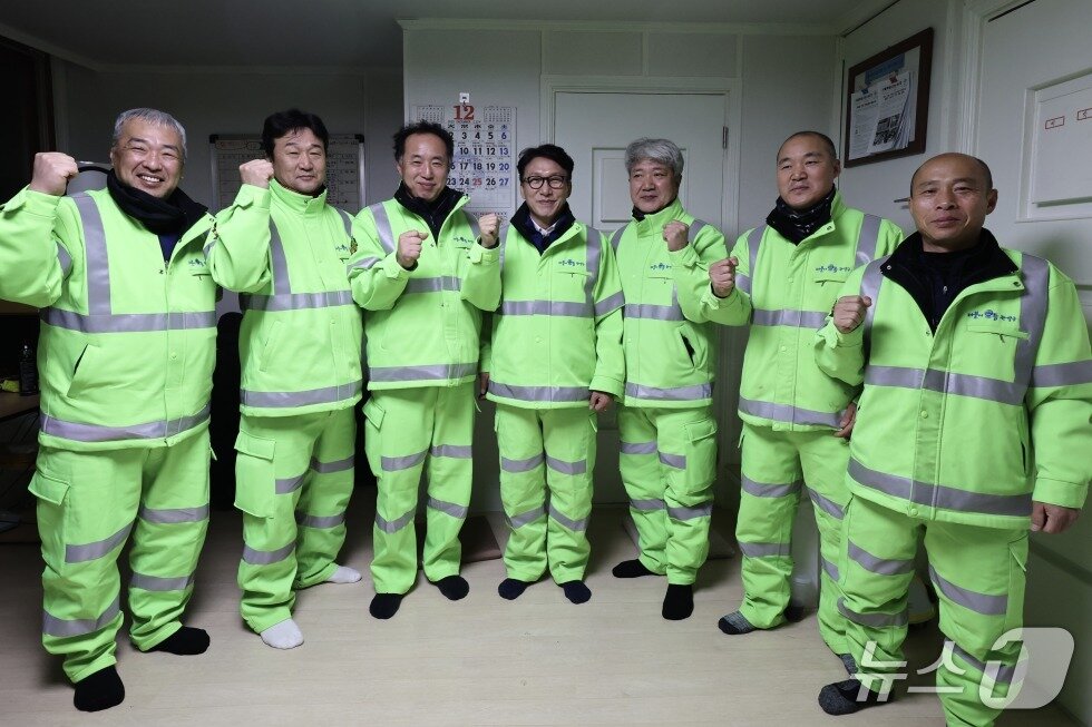 본문 이미지 - 김민석 국무총리가 26일 관악구 서원동 환경공무관 휴게실에서 환경공무관들과 사진 촬영을 하고 있다. (국무조정실 자료 제공)