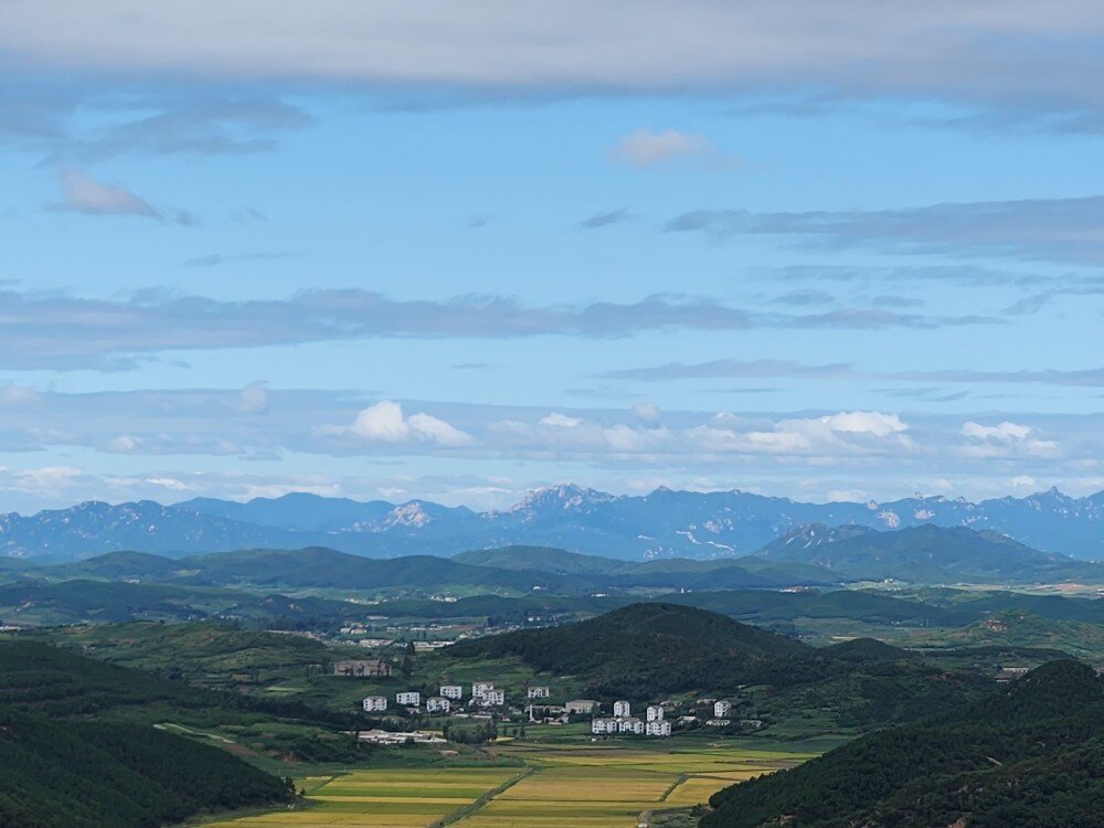 본문 이미지 - 김성이 씨가 애기봉 전망대에서 촬영한 천마산과 송악산 사진 (김성이 씨 제공)