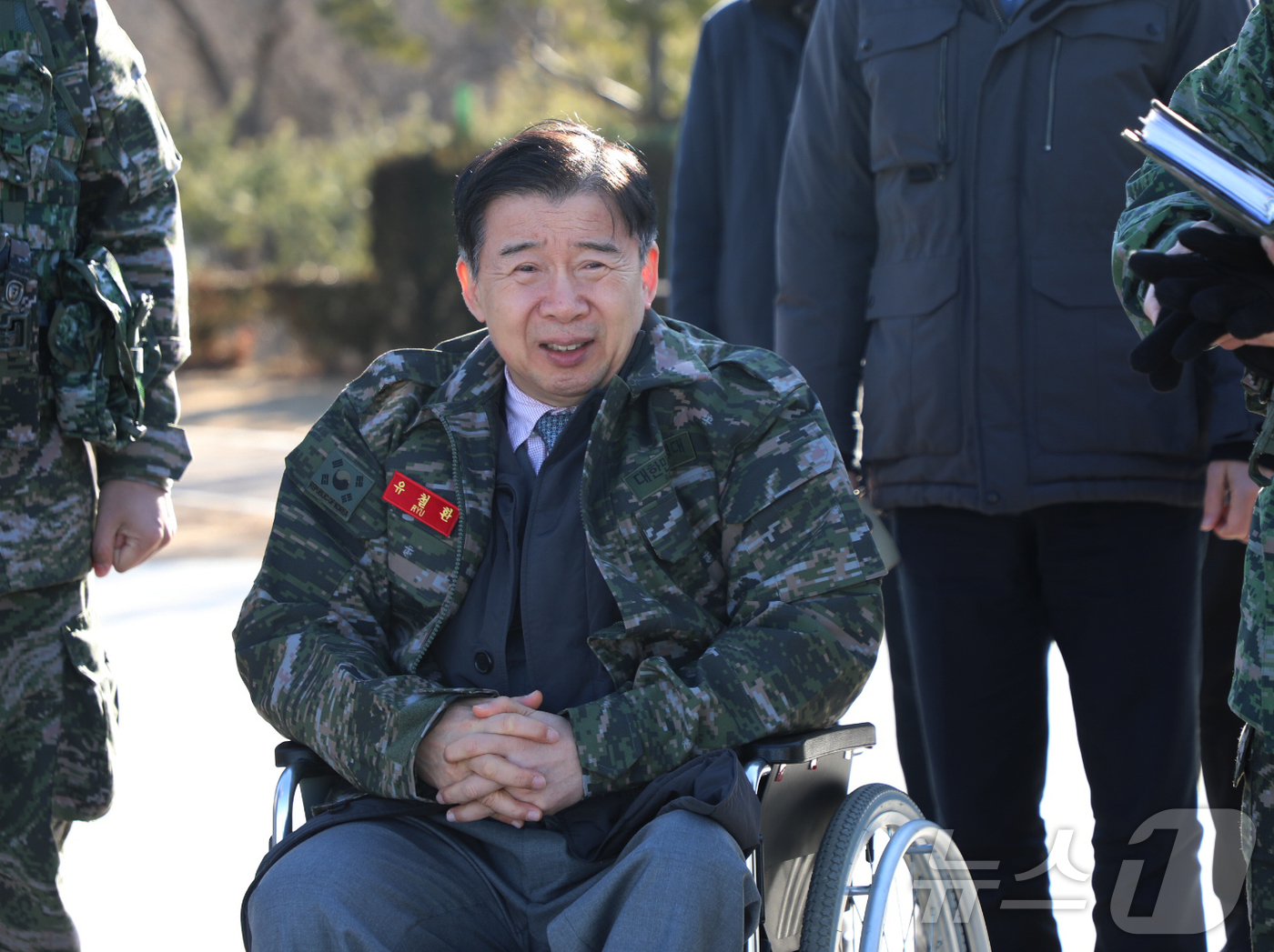 (인천=뉴스1) = 유철환 국민권익위원장이 26일 인천 강화군 강화평화전망대를 방문하고 있다. (국민권익위원회 제공. 재판매 및 DB 금지) 2025.12.26/뉴스1