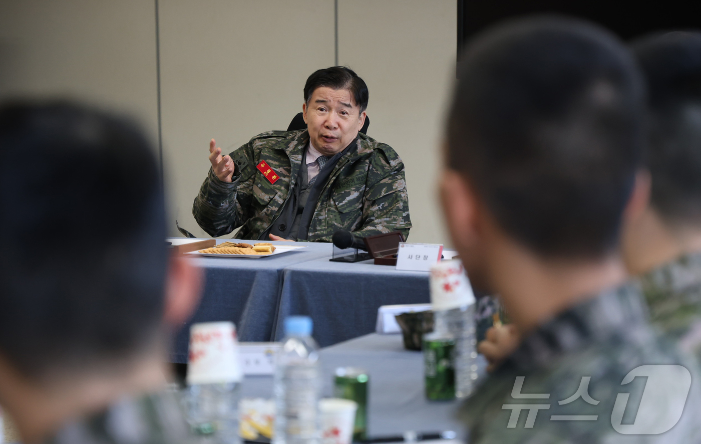 (인천=뉴스1) = 유철환 국민권익위원장이 26일 인천 강화군 해병대 제2사단 5여단을 방문해 군 장병들을 격려하고 있다. (국민권익위원회 제공. 재판매 및 DB 금지) 2025. …