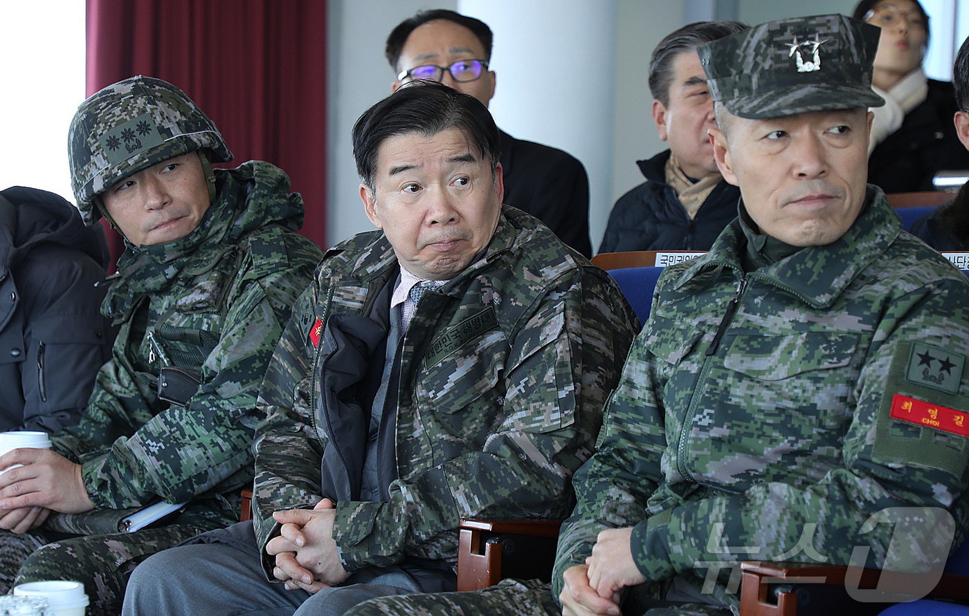 (인천=뉴스1) = 유철환 국민권익위원장(가운데)이 26일 인천 강화군 강화평화전망대를 방문해 군 관계자의 설명을 들으며 임진강 너머 북녘을 바라보고 있다. (국민권익위원회 제공. …