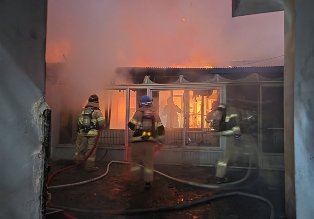 보령 신흑동 단독주택서 불…2명 자력 탈출