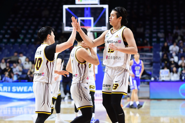 '3점포 16개' 선두 LG, 2차 연장 끝에 KCC 꺾고 선두 질주