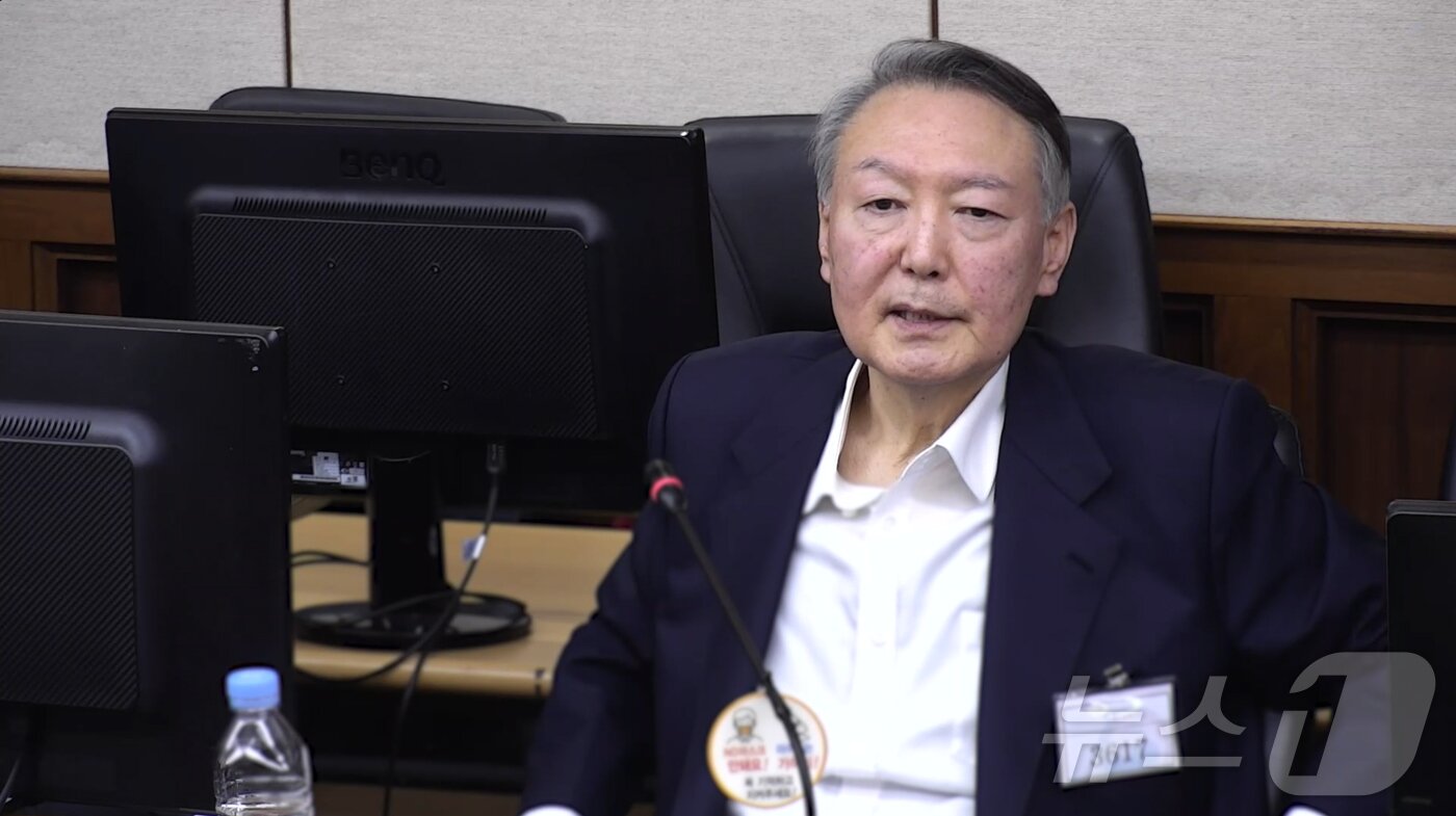 본문 이미지 - 고위공직자범죄수사처(공수처) 체포영장 집행 방해 및 국무위원 심의권 침해로 재판에 넘겨진 윤석열 전 대통령이 26일 서울 서초구 중앙지방법원에서 열린 1심 결심 공판에서 최후 진술을 하고 있다. (중앙지법 제공. 재판매 및 DB 금지) 2025.12.26/뉴스1