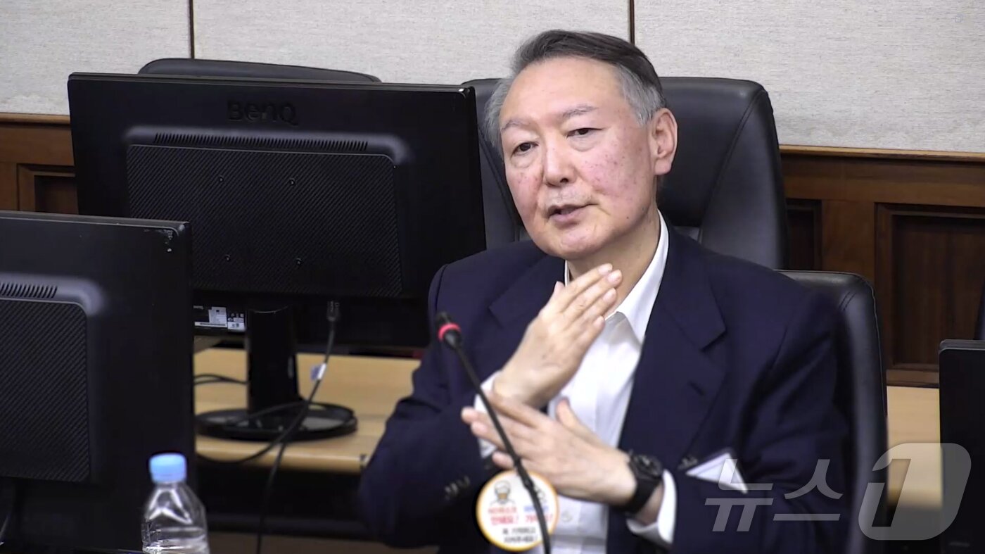 본문 이미지 - 고위공직자범죄수사처(공수처) 체포영장 집행 방해 및 국무위원 심의권 침해로 재판에 넘겨진 윤석열 전 대통령이 26일 서울 서초구 중앙지방법원에서 열린 1심 결심 공판에서 최후 진술을 하고 있다. (중앙지법 제공. 재판매 및 DB 금지) 2025.12.26/뉴스1