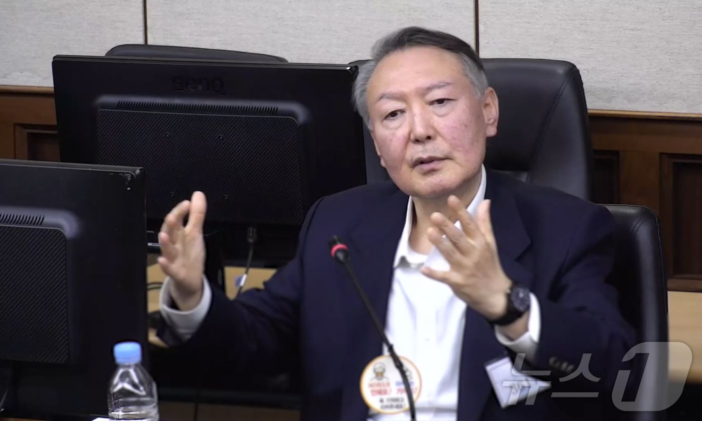 (서울=뉴스1) = 고위공직자범죄수사처(공수처) 체포영장 집행 방해 및 국무위원 심의권 침해로 재판에 넘겨진 윤석열 전 대통령이 26일 서울 서초구 중앙지방법원에서 열린 1심 결심 …