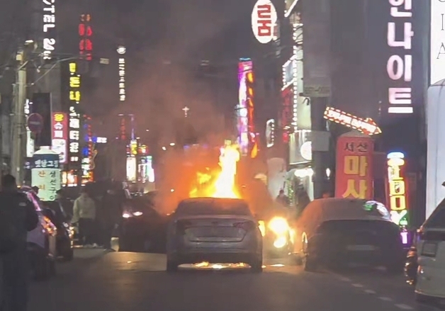 서산 시내 도로서 주행 중 승용차에 불…차량 전소