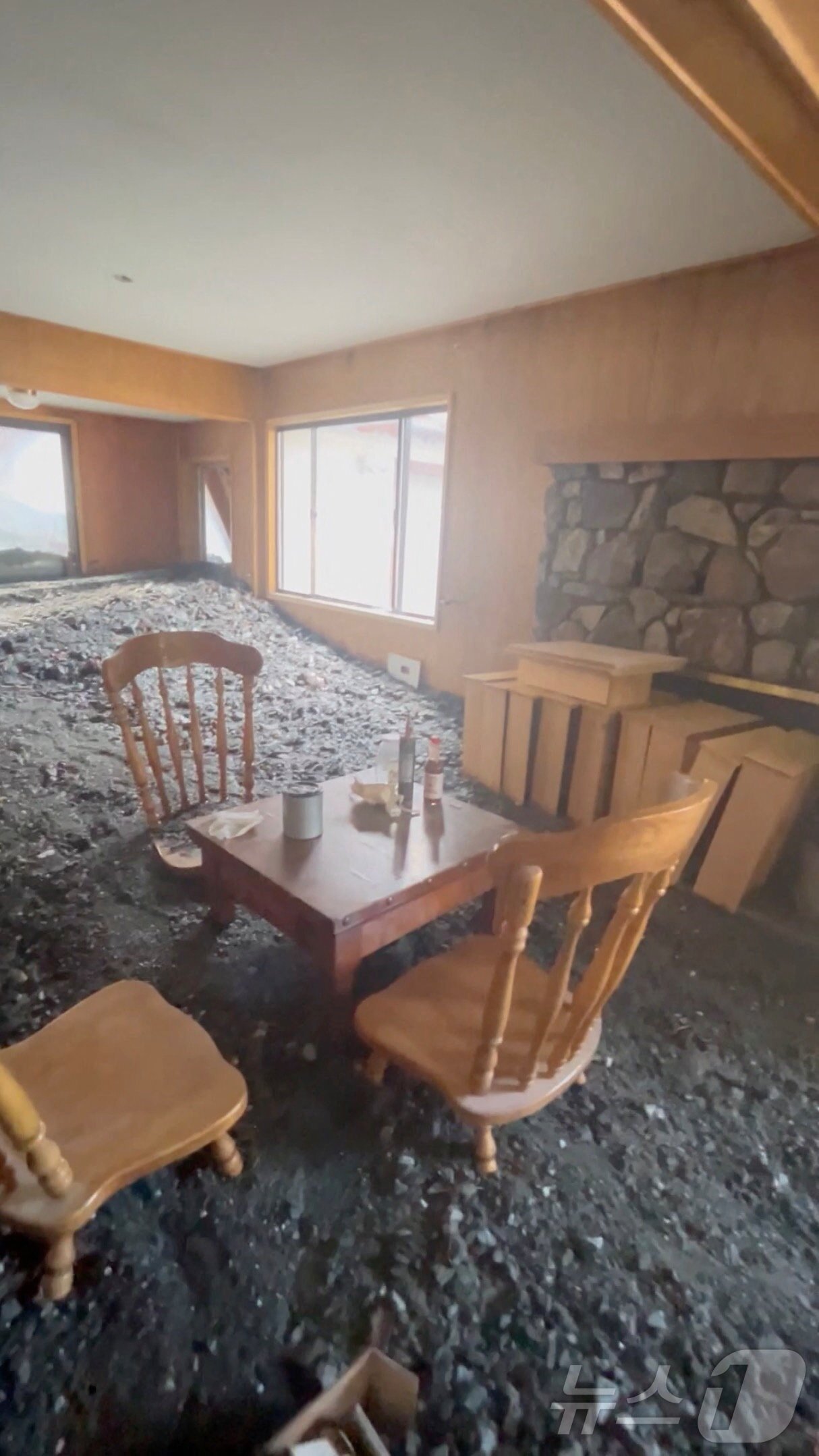 본문 이미지 - 미국 캘리포니아 라이트우드에서 25일(현지시간) 폭우로 인한 산사태가 발생해 한 가정집의 집안이 진흙에 잠겼다. 2025.12.25 ⓒ 로이터=뉴스1 ⓒ News1 국제부 공용 기자