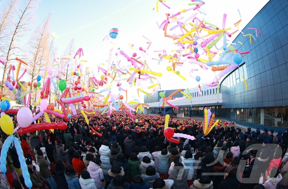 (평양 노동신문=뉴스1) = 북한 노동당 기관지 노동신문은 27일 개성시 개풍구역에서 전날 지방공업공장들과 종합봉사소 준공식을 진행했다고 보도했다. 박태성 내각총리, 개성시와 개충 …