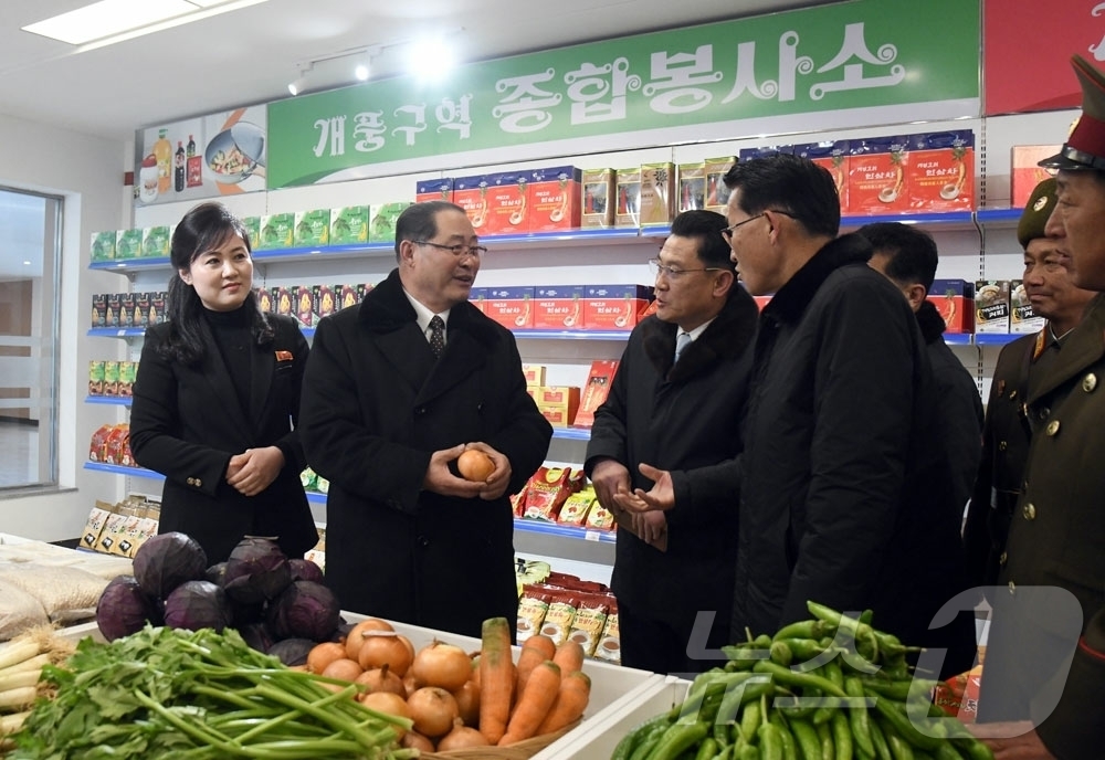 (평양 노동신문=뉴스1) = 북한 노동당 기관지 노동신문은 27일 개성시 개풍구역에서 전날 지방공업공장들과 종합봉사소 준공식을 진행했다고 보도했다. 박태성 내각총리, 개성시와 개충 …