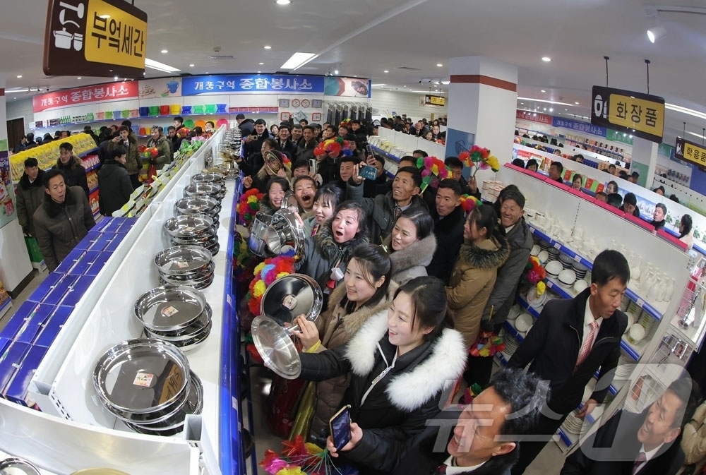 (평양 노동신문=뉴스1) = 북한 노동당 기관지 노동신문은 27일 개성시 개풍구역에서 전날 지방공업공장들과 종합봉사소 준공식을 진행했다고 보도했다. 박태성 내각총리, 개성시와 개충 …