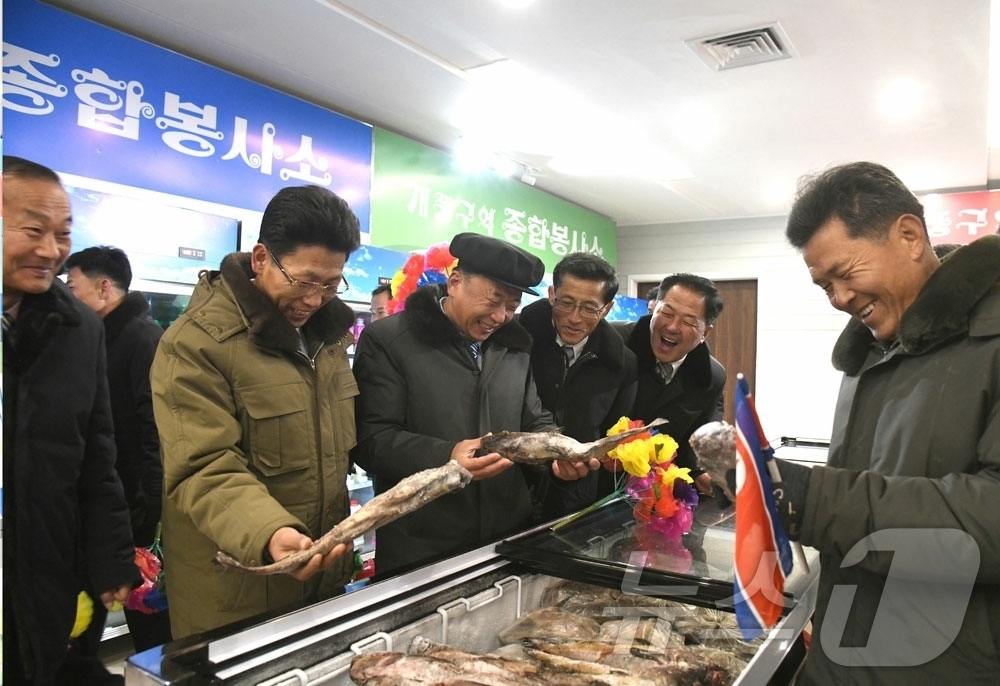 (평양 노동신문=뉴스1) = 북한 노동당 기관지 노동신문은 27일 개성시 개풍구역에서 전날 지방공업공장들과 종합봉사소 준공식을 진행했다고 보도했다. 박태성 내각총리, 개성시와 개충 …