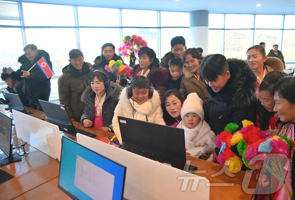 (평양 노동신문=뉴스1) = 북한 노동당 기관지 노동신문은 27일 개성시 개풍구역에서 전날 지방공업공장들과 종합봉사소 준공식을 진행했다고 보도했다. 박태성 내각총리, 개성시와 개충 …