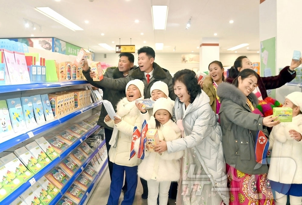 (평양 노동신문=뉴스1) = 북한 노동당 기관지 노동신문은 27일 개성시 개풍구역에서 전날 지방공업공장들과 종합봉사소 준공식을 진행했다고 보도했다. 박태성 내각총리, 개성시와 개충 …