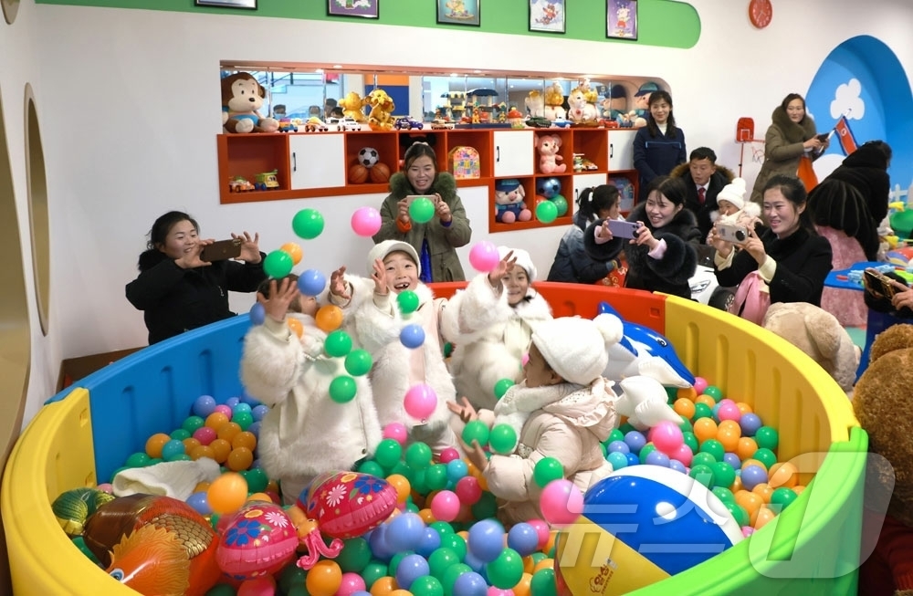 (평양 노동신문=뉴스1) = 북한 노동당 기관지 노동신문은 27일 개성시 개풍구역에서 전날 지방공업공장들과 종합봉사소 준공식을 진행했다고 보도했다. 박태성 내각총리, 개성시와 개충 …