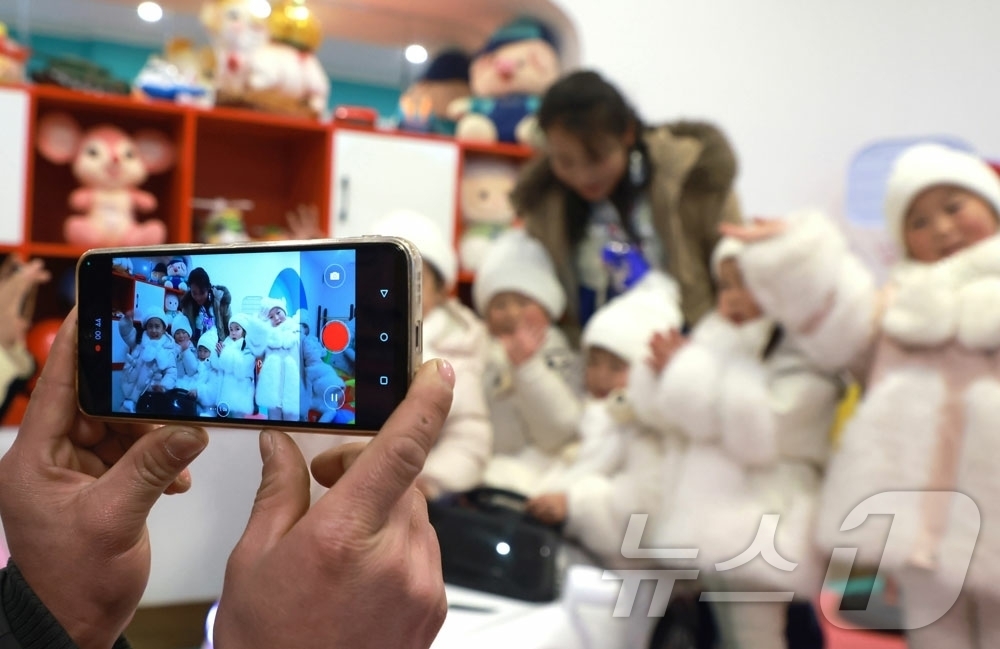 (평양 노동신문=뉴스1) = 북한 노동당 기관지 노동신문은 27일 개성시 개풍구역에서 전날 지방공업공장들과 종합봉사소 준공식을 진행했다고 보도했다. 박태성 내각총리, 개성시와 개충 …