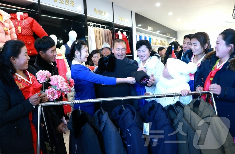 (평양 노동신문=뉴스1) = 북한 노동당 기관지 노동신문은 27일 개성시 개풍구역에서 전날 지방공업공장들과 종합봉사소 준공식을 진행했다고 보도했다. 박태성 내각총리, 개성시와 개충 …