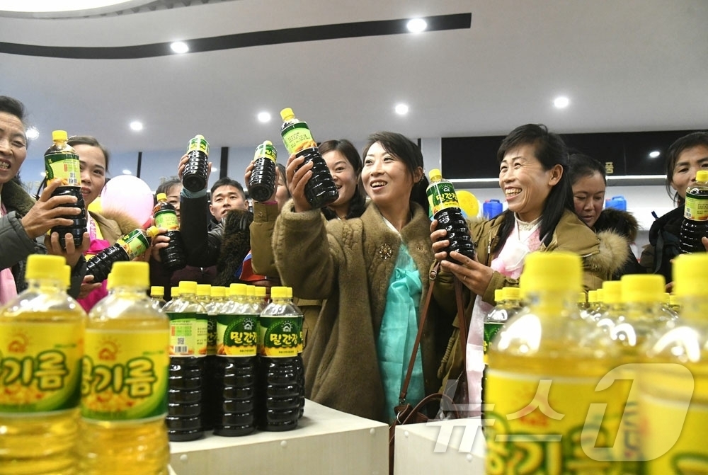 (평양 노동신문=뉴스1) = 북한 노동당 기관지 노동신문은 27일 개성시 개풍구역에서 전날 지방공업공장들과 종합봉사소 준공식을 진행했다고 보도했다. 박태성 내각총리, 개성시와 개충 …