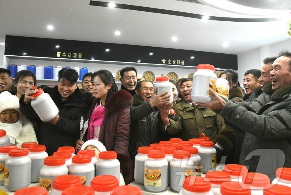 (평양 노동신문=뉴스1) = 북한 노동당 기관지 노동신문은 27일 개성시 개풍구역에서 전날 지방공업공장들과 종합봉사소 준공식을 진행했다고 보도했다. 박태성 내각총리, 개성시와 개충 …