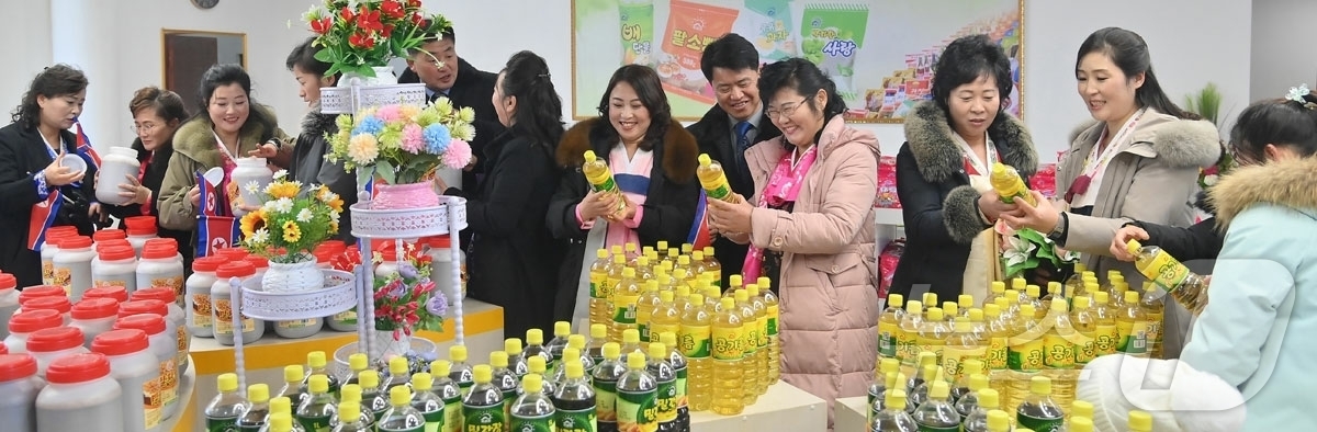 (평양 노동신문=뉴스1) = 북한 노동당 기관지 노동신문은 27일 개성시 개풍구역에서 전날 지방공업공장들과 종합봉사소 준공식을 진행했다고 보도했다. 박태성 내각총리, 개성시와 개충 …