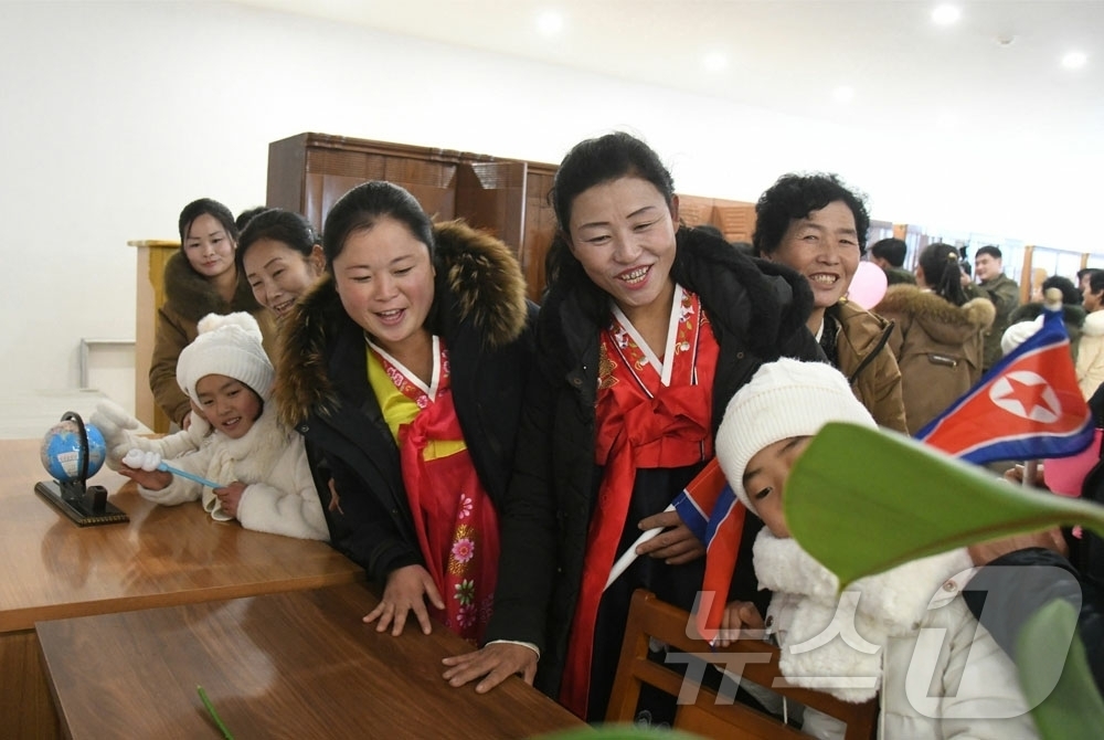 (평양 노동신문=뉴스1) = 북한 노동당 기관지 노동신문은 27일 개성시 개풍구역에서 전날 지방공업공장들과 종합봉사소 준공식을 진행했다고 보도했다. 박태성 내각총리, 개성시와 개충 …