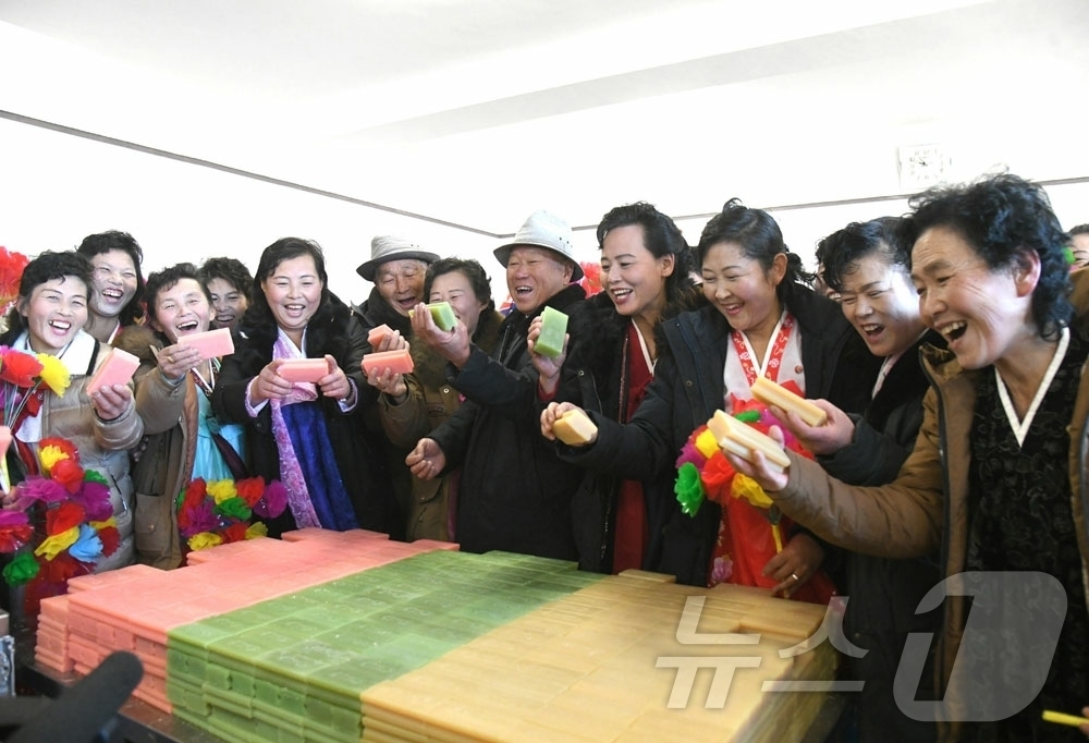 (평양 노동신문=뉴스1) = 북한 노동당 기관지 노동신문은 27일 개성시 개풍구역에서 전날 지방공업공장들과 종합봉사소 준공식을 진행했다고 보도했다. 박태성 내각총리, 개성시와 개충 …