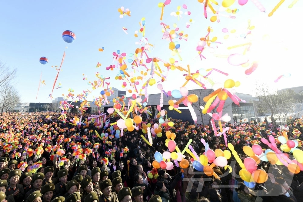(평양 노동신문=뉴스1) = 북한 노동당 기관지 노동신문은 27일 평안북도 염주군 지방공업공장 준공식이 전날 성대히 진행됐다고 보도했다. 최룡해 최고인민회의 상임위원회 위원장과 평 …