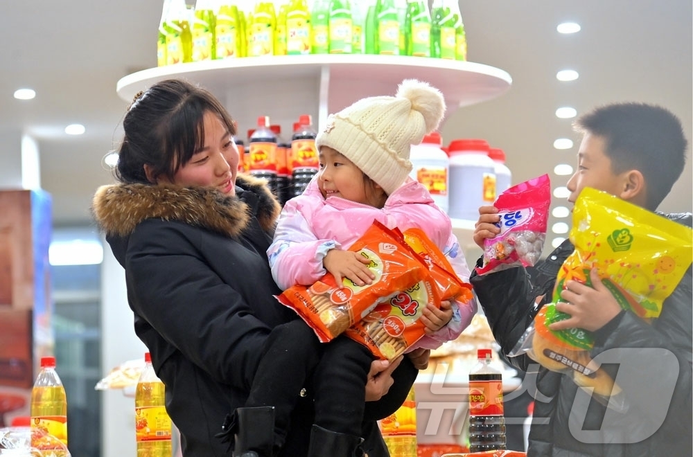 (평양 노동신문=뉴스1) = 북한 노동당 기관지 노동신문은 27일 평안북도 염주군 지방공업공장 준공식이 전날 성대히 진행됐다고 보도했다. 최룡해 최고인민회의 상임위원회 위원장과 평 …