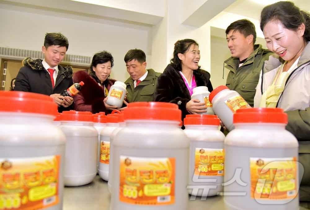 (평양 노동신문=뉴스1) = 북한 노동당 기관지 노동신문은 27일 평안북도 염주군 지방공업공장 준공식이 전날 성대히 진행됐다고 보도했다. 최룡해 최고인민회의 상임위원회 위원장과 평 …