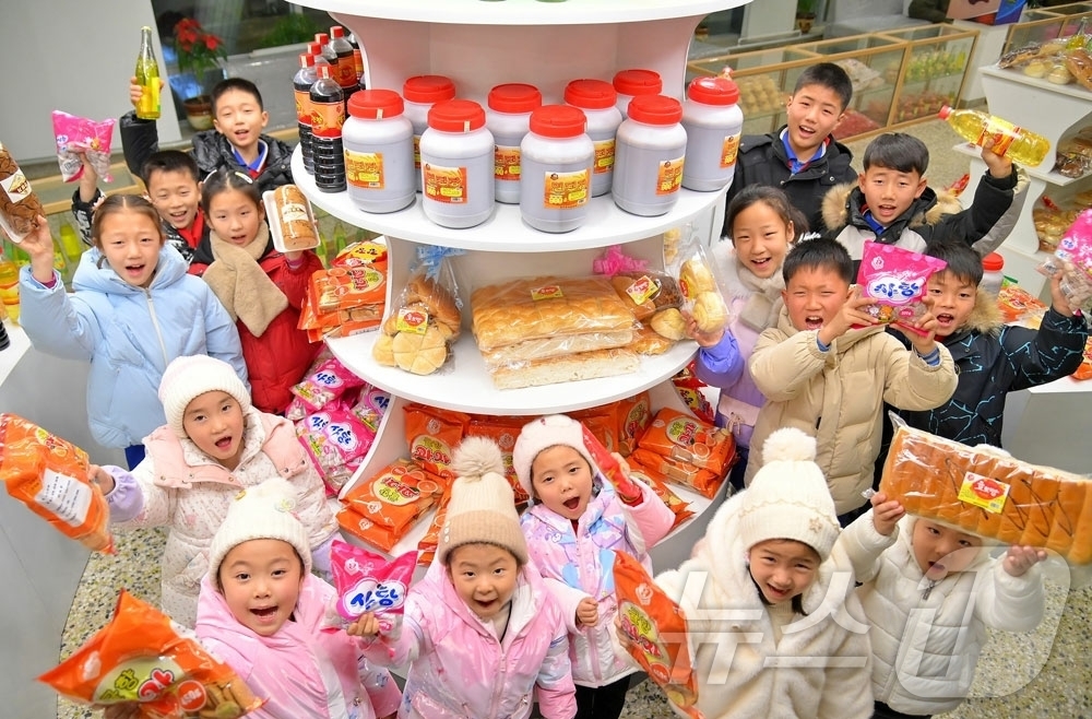 (평양 노동신문=뉴스1) = 북한 노동당 기관지 노동신문은 27일 평안북도 염주군 지방공업공장 준공식이 전날 성대히 진행됐다고 보도했다. 최룡해 최고인민회의 상임위원회 위원장과 평 …