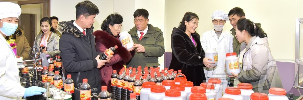 (평양 노동신문=뉴스1) = 북한 노동당 기관지 노동신문은 27일 평안북도 염주군 지방공업공장 준공식이 전날 성대히 진행됐다고 보도했다. 최룡해 최고인민회의 상임위원회 위원장과 평 …