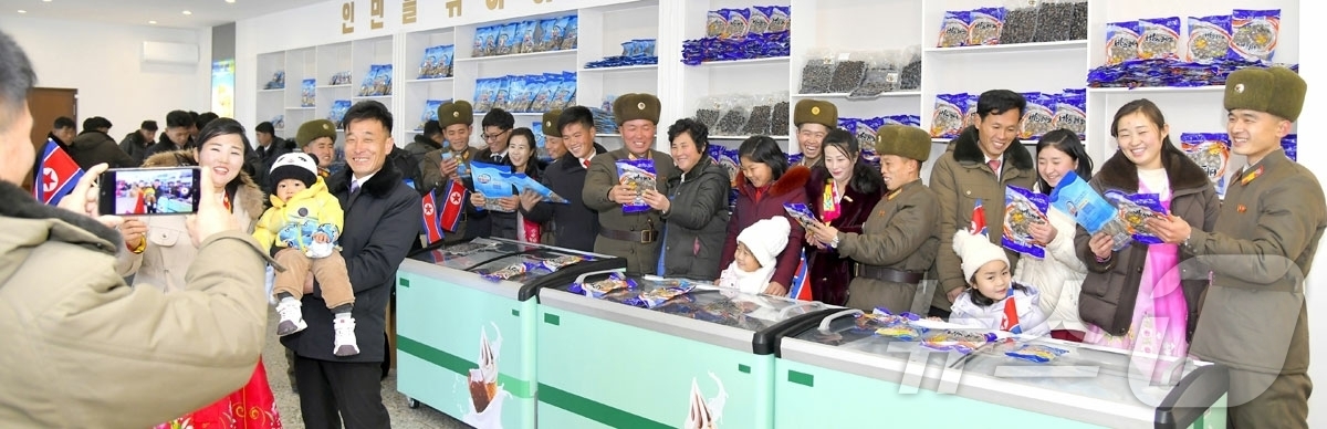 (평양 노동신문=뉴스1) = 북한 노동당 기관지 노동신문은 27일 평안북도 염주군 지방공업공장 준공식이 전날 성대히 진행됐다고 보도했다. 최룡해 최고인민회의 상임위원회 위원장과 평 …