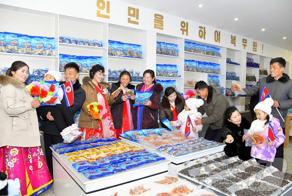 (평양 노동신문=뉴스1) = 북한 노동당 기관지 노동신문은 27일 평안북도 염주군 지방공업공장 준공식이 전날 성대히 진행됐다고 보도했다. 최룡해 최고인민회의 상임위원회 위원장과 평 …