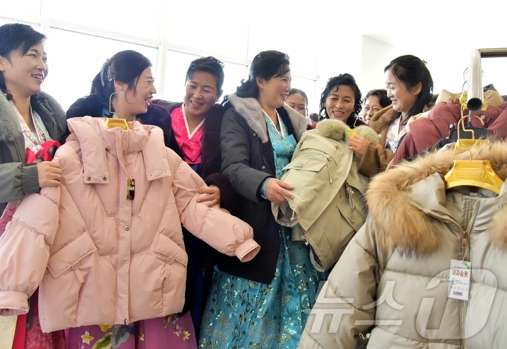 (평양 노동신문=뉴스1) = 북한 노동당 기관지 노동신문은 27일 평안북도 염주군 지방공업공장 준공식이 전날 성대히 진행됐다고 보도했다. 최룡해 최고인민회의 상임위원회 위원장과 평 …