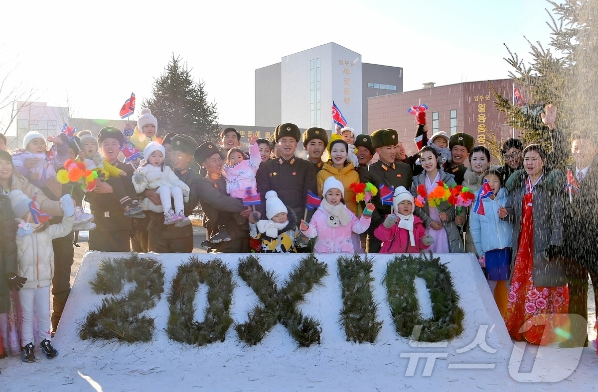 (평양 노동신문=뉴스1) = 북한 노동당 기관지 노동신문은 27일 평안북도 염주군 지방공업공장 준공식이 전날 성대히 진행됐다고 보도했다. 최룡해 최고인민회의 상임위원회 위원장과 평 …