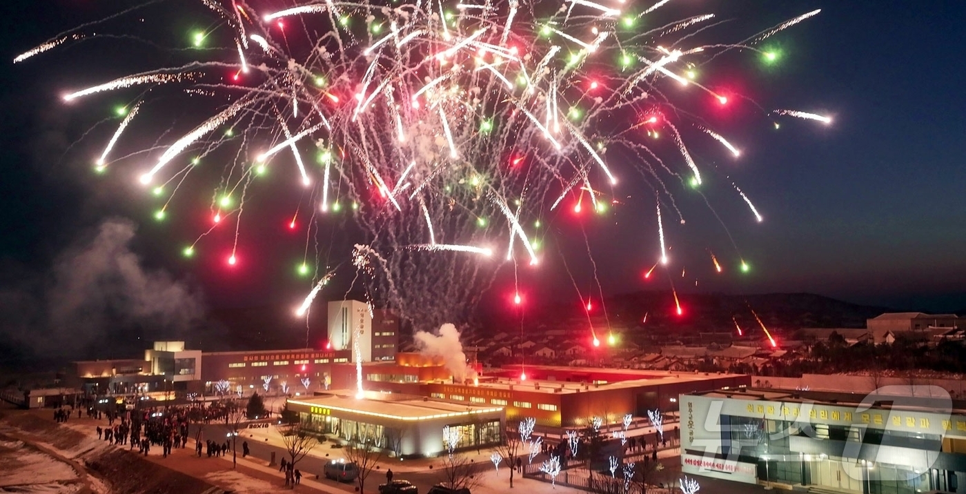 (평양 노동신문=뉴스1) = 북한 노동당 기관지 노동신문은 27일 평안북도 염주군 지방공업공장 준공식이 전날 성대히 진행됐다고 보도했다. 최룡해 최고인민회의 상임위원회 위원장과 평 …